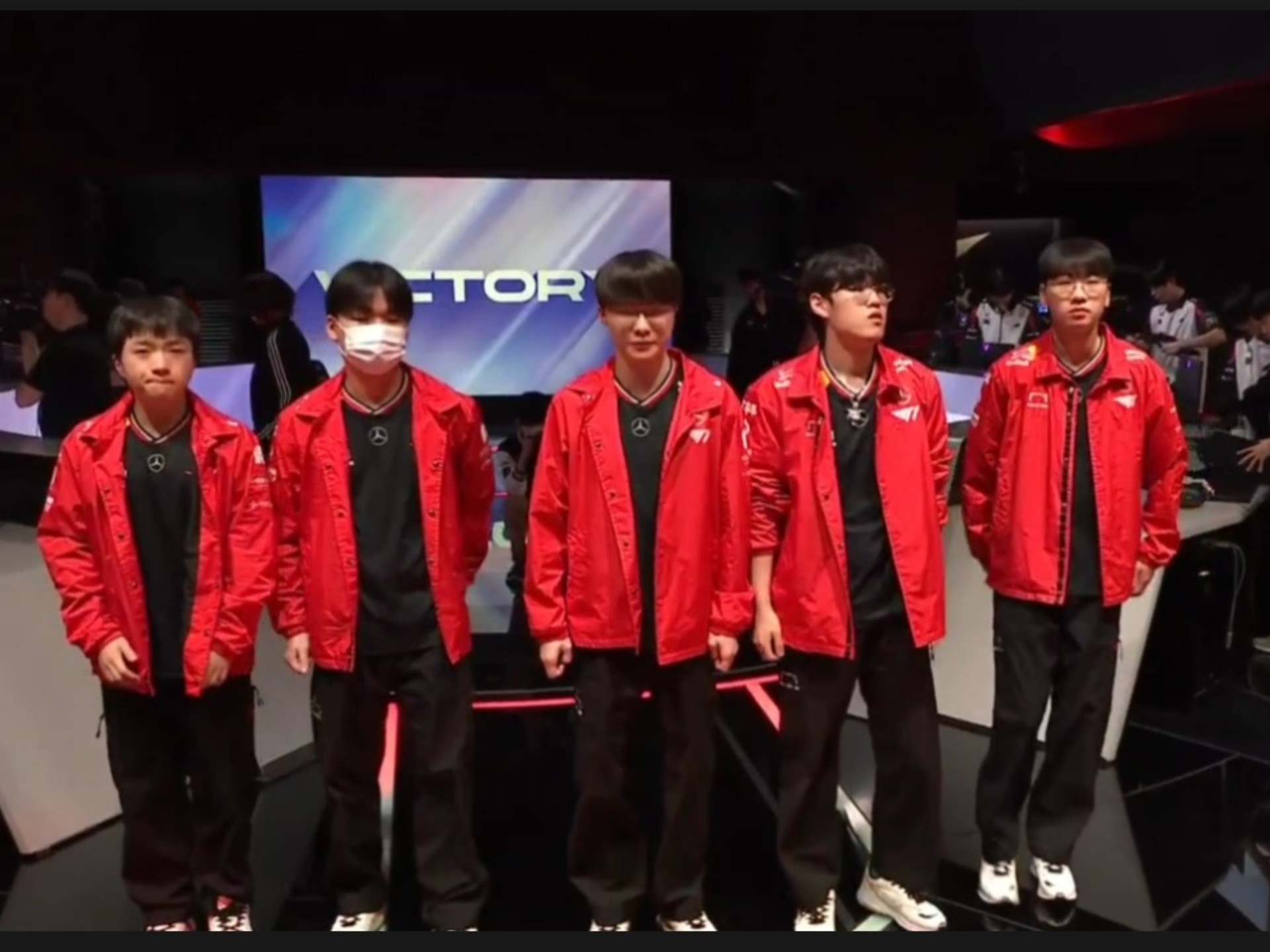 中国九游体育-Faker迎来七赛季出色发挥，SKT观众热烈欢呼！全场沸腾不已-中国九游体育